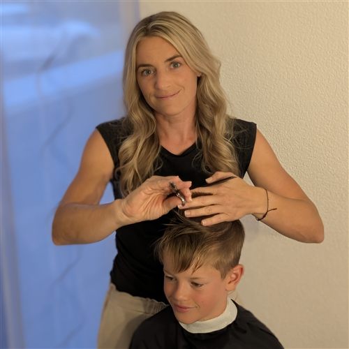 Trockenhaarschnitt bei einem Jungen